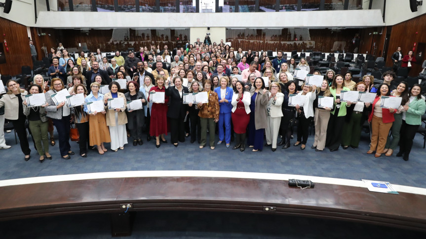 Assembleia Legislativa do Paraná | Notícias > Sessão Solene na Assembleia Legislativa reconhece e homenageia profissionais da enfermagem