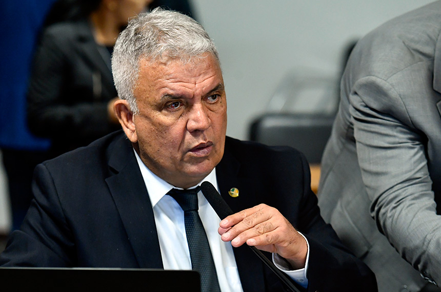 À bancada, em pronunciamento, senador Sérgio Petecão (PSD-AC).