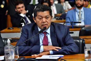 Em pronunciamento, à bancada, senador Beto Faro (PT-PA).