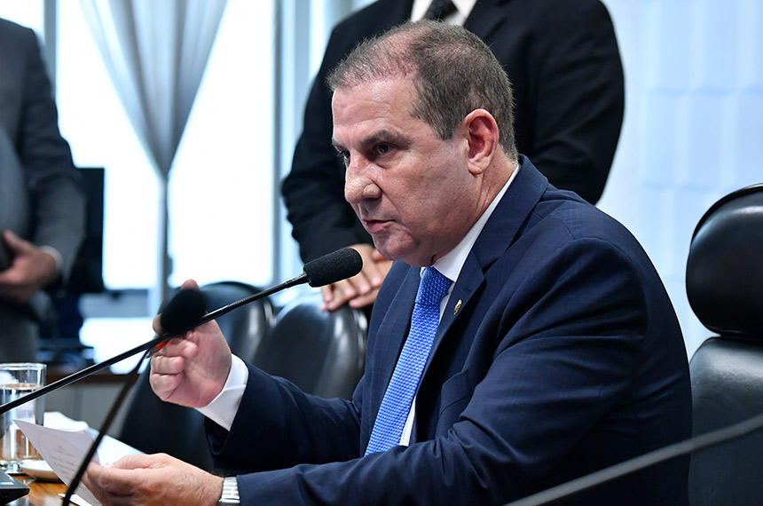 Em pronunciamento, à mesa, presidente da CCT, senador Vanderlan Cardoso (PP-GO).
