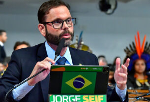 À bancada, em pronunciamento, senador Jorge Seif (PL-SC).