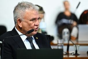 Em pronunciamento, à bancada, senador Sérgio Petecão (PSD-AC).