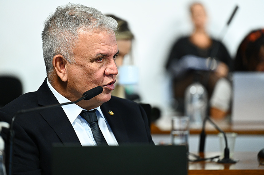 Em pronunciamento, à bancada, senador Sérgio Petecão (PSD-AC).