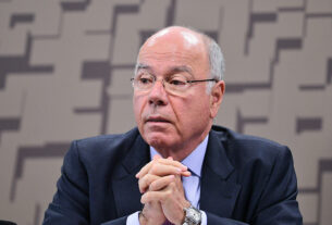À mesa, em pronunciamento, ministro de Estado das Relações Exteriores, Mauro Vieira.