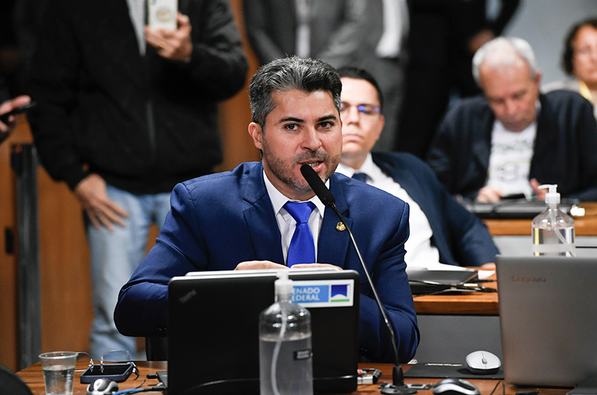 Em pronunciamento, à bancada, senador Marcos Rogério (PL-RO).
