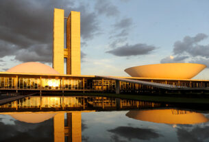 As cúpulas abrigam os plenários da Câmara dos Deputados (côncava) e do Senado Federal (convexa), enquanto que nas duas torres - as mais altas de Brasília, com 100 metros - funcionam as áreas administrativas e técnicas que dão suporte ao trabalho legislativo diário das duas instituições.
