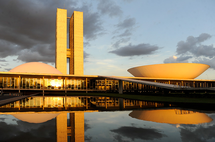 As cúpulas abrigam os plenários da Câmara dos Deputados (côncava) e do Senado Federal (convexa), enquanto que nas duas torres - as mais altas de Brasília, com 100 metros - funcionam as áreas administrativas e técnicas que dão suporte ao trabalho legislativo diário das duas instituições.