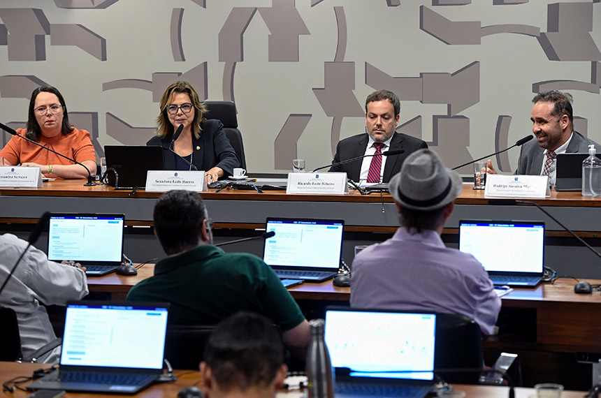 Debatedores defendem novas regras para motoristas e entregadores de aplicativos — Senado Notícias