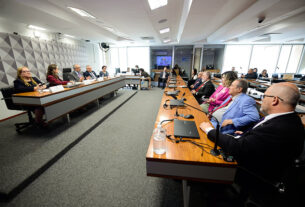Convidados à bancada.