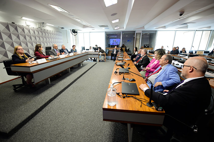 Convidados à bancada.