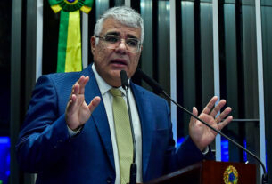 Em discurso, à tribuna, senador Eduardo Girão (Novo-CE).