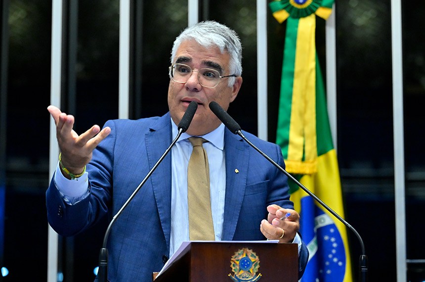 À tribuna, em discurso, senador Eduardo Girão (Novo-CE).