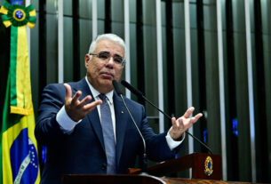 Senador Eduardo Girão (Novo-CE) em discurso à tribuna.