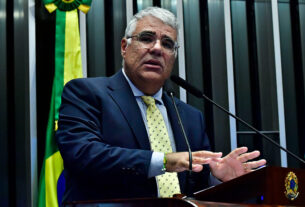Em discurso, à tribuna, senador Eduardo Girão (Novo-CE).