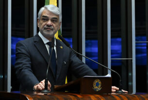 À tribuna, em discurso, senador Humberto Costa (PT-PE).