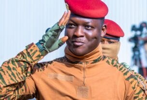 Líder anti-imperialista em Burkina Faso, Traoré se destaca na África