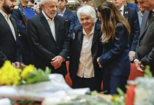 Milhares de uruguaios se despedem de Pepe Mujica em funeral