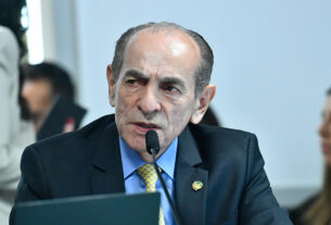 À bancada, em pronunciamento, senador Marcelo Castro (MDB-PI).