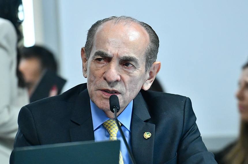 À bancada, em pronunciamento, senador Marcelo Castro (MDB-PI).