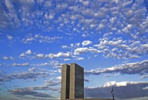 Relator antecipa fim da reeleição para 2030 e CCJ adia votação
