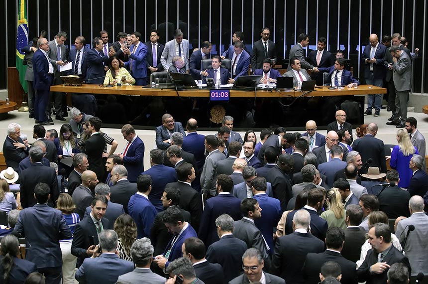 Na reunião da Comissão de Constituição e Justiça (CCJ), o senador Fabiano Contarato (PT-ES) disse estar “estarrecido” com o projeto. Ele afirmou que os parlamentares deveriam ter foco no bem-estar da população e na redução das desigualdades [sociais]. Segundo Contarato, a criação desses 18 novos assentos representa, no mínimo, um impacto de R$ 65 milhões nos gastos públicos.