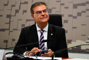 À mesa, presidente da CRE, senador Nelsinho Trad (PSD-MS), conduz reunião.
