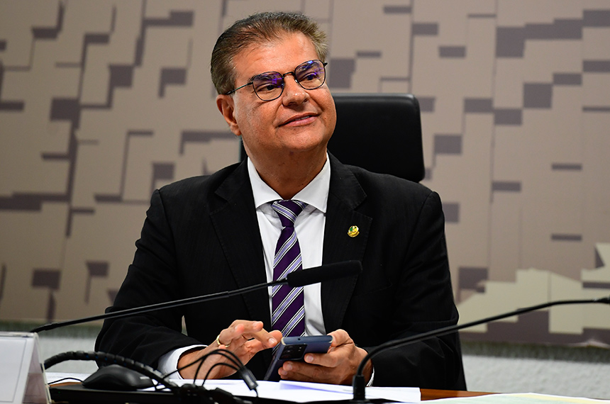 À mesa, presidente da CRE, senador Nelsinho Trad (PSD-MS), conduz reunião.