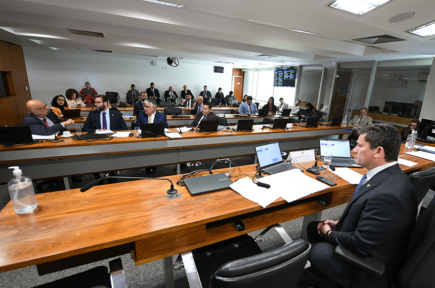 Vai à CCJ proteção a agente público que denunciar violência contra menores — Senado Notícias
