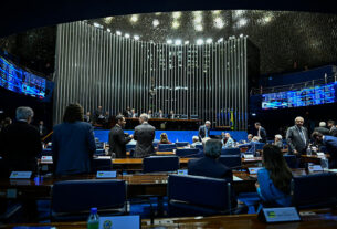 Senadores à bancada.