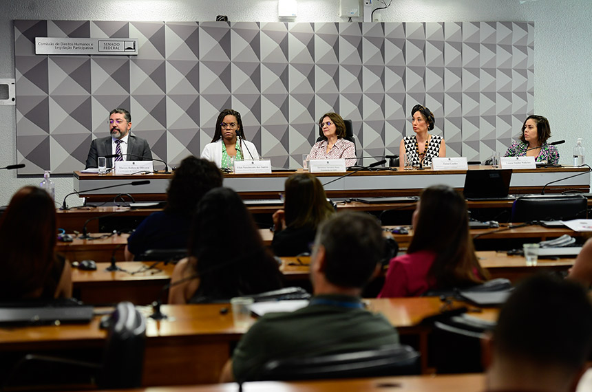 debate aponta sobrecarga das cuidadoras e necessidade de apoio — Senado Notícias