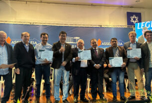 Assembleia Legislativa do Paraná | ALEP | Notícias > Deputado Jairo Tamura (PL) homenageia entidades da engenharia agronômica na Assembleia Itinerante