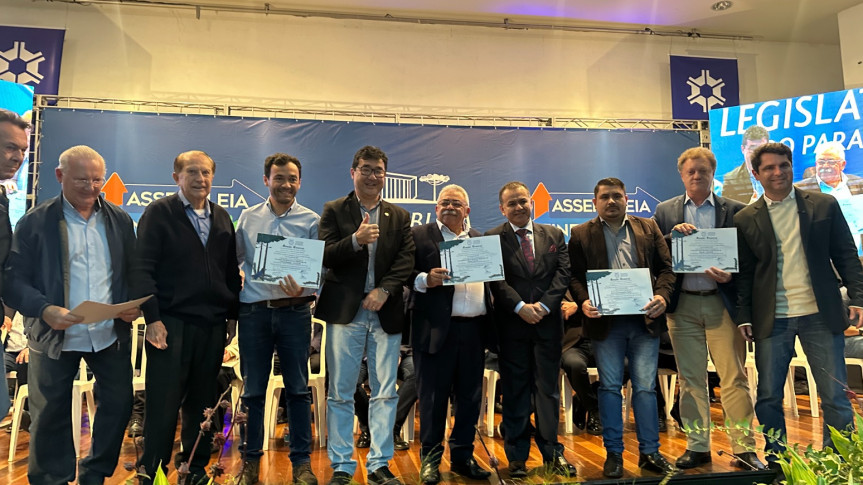 Assembleia Legislativa do Paraná | ALEP | Notícias > Deputado Jairo Tamura (PL) homenageia entidades da engenharia agronômica na Assembleia Itinerante