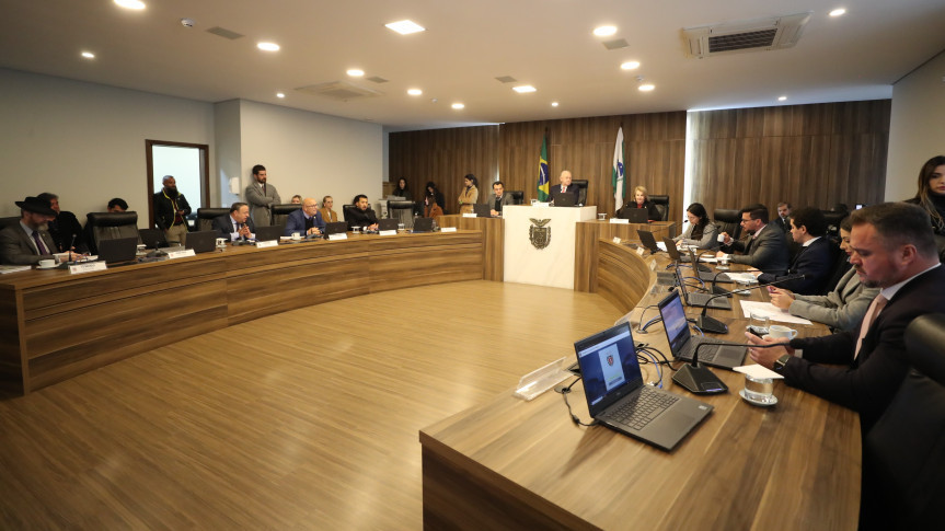Assembleia Legislativa do Paraná | ALEP | Notícias > Em reunião extra, CCJ aprova proposta que reajuste salários dos professores da rede pública estadual de ensino