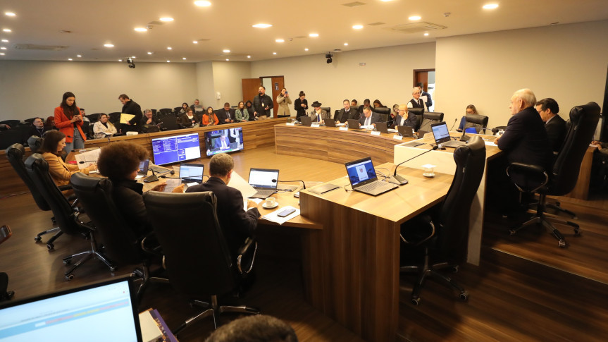 Assembleia Legislativa do Paraná | ALEP | Notícias > Em reunião extraordinária, CCJ aprova propostas do Governo que promovem reestruturação de autarquias