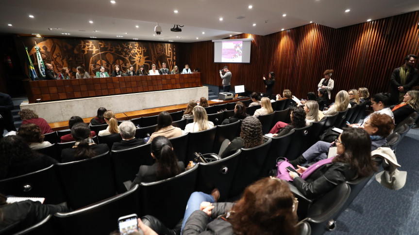 Assembleia Legislativa do Paraná | ALEP | Notícias > Audiência Pública reforça ações de combate à violência contra a mulher no Paraná