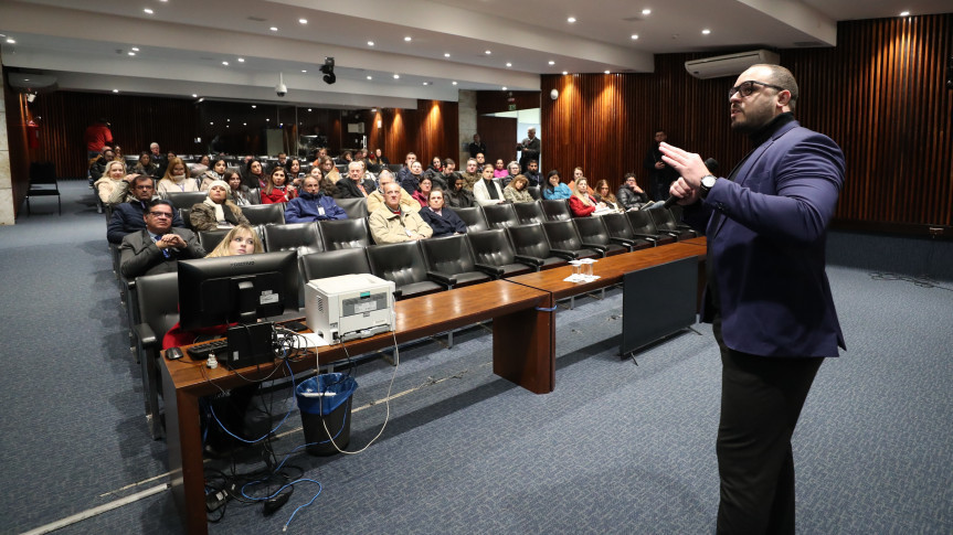 Assembleia Legislativa do Paraná | ALEP | Notícias > Escola do Legislativo: consumo consciente e organização orçamentária são temas de palestra para servidores da Casa