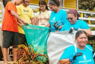 Bônus para catadores impede que plásticos poluam rios da Amazônia