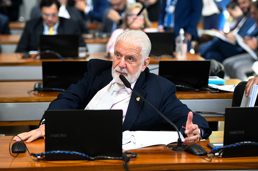 Em pronunciamento, à bancada, senador Jaques Wagner (PT-BA).