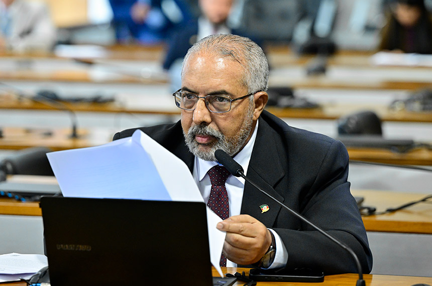 Em pronunciamento, à bancada, relator do PL 4116/2021, senador Paulo Paim (PT-RS).