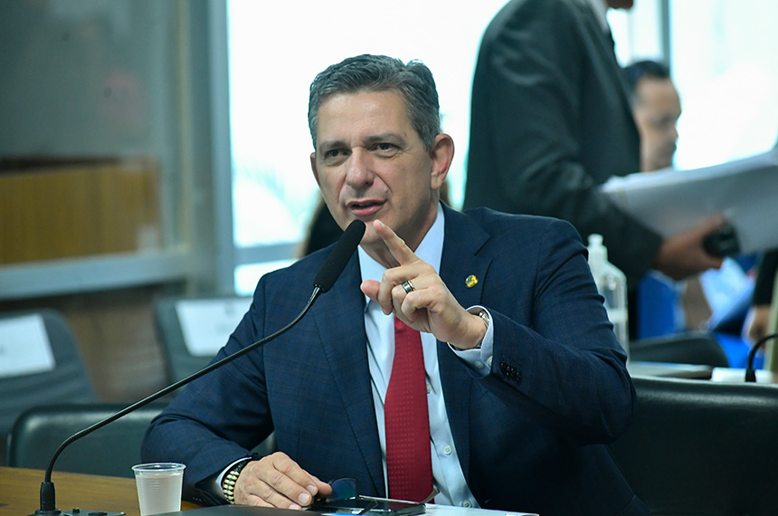 Em pronuniamento, à bancada, senador Rogério Carvalho (PT-SE).