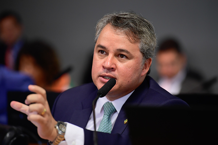À bancada, senador Efraim Filho (União-PB) em pronunciamento.