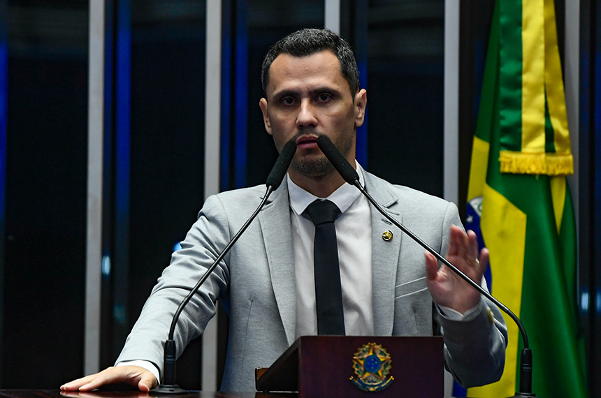 À tribuna, em discurso, senador Cleitinho (Republicanos-MG).