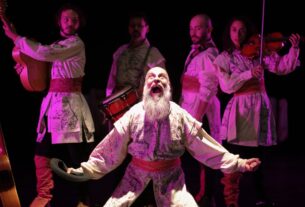 Companhia teatral chilena conta histórias latinoamericanas em trilogia