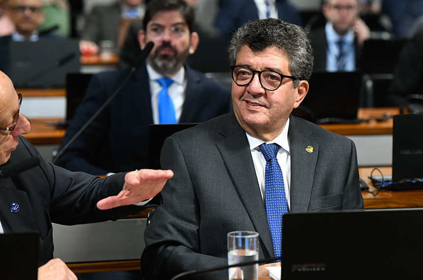 Em destaque, à bancada, senador Fernando Farias (MDB-AL).