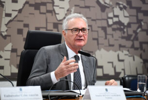À mesa, presidente da CRE, senador Renan Calheiros (MDB-AL), conduz reunião.