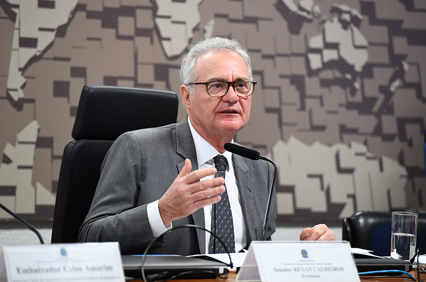 À mesa, presidente da CRE, senador Renan Calheiros (MDB-AL), conduz reunião.