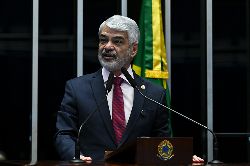 À tribuna, em discurso, senador Humberto Costa (PT-PE).