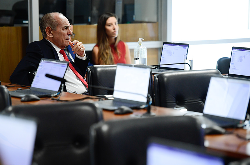 Em destaque, à bancada, senador Marcelo Castro (MDB-PI).