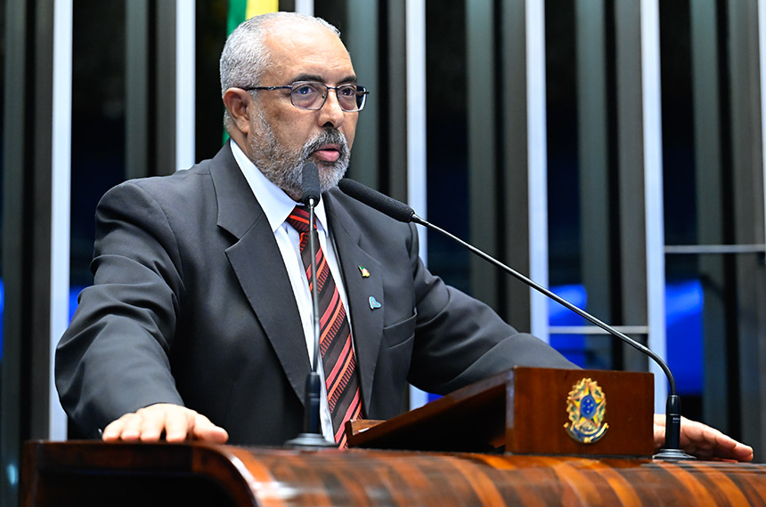 Senador Paulo Paim (PT-RS) em discurso à tribuna.