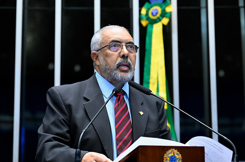 Senador Paulo Paim (PT-RS) em discurso à tribuna.